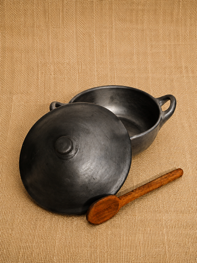 Olla con asas 2,5 litros negra (cuchara de algarrobo de regalo)