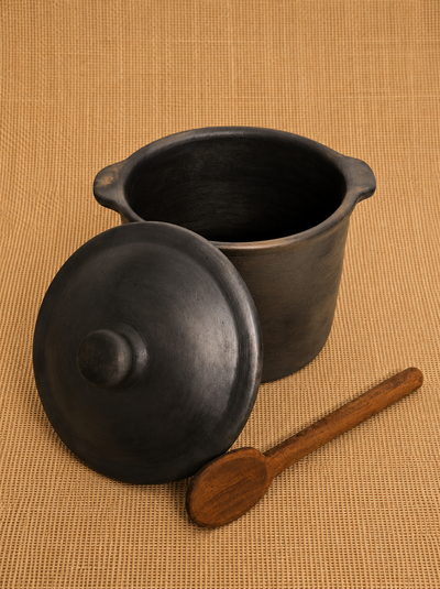 Olla clasica 5,5 litros negra (cuchara de algarrobo de regalo)
