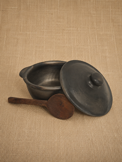 Olla de barro clasica 2 litros negra (cuchara de algarrobo de regalo)