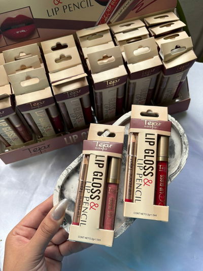 lip gloss + delineador de labios