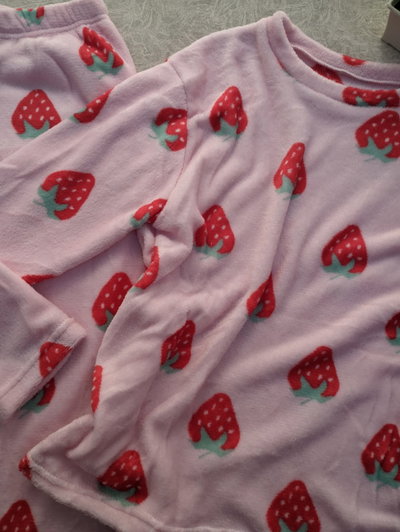 Pijama plush frutillas