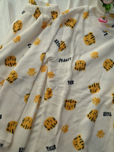 Pijama dos piezas de plush tigre