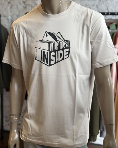 Reme Vinilo inside Camel