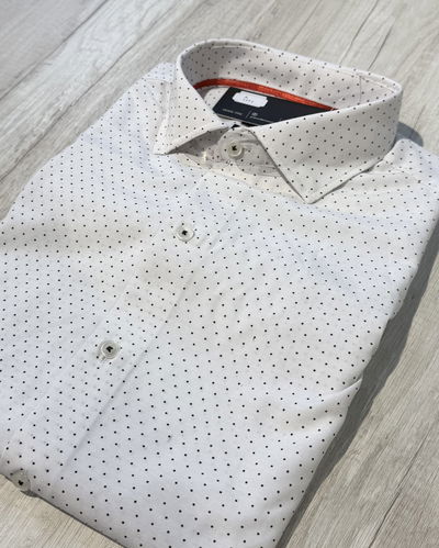 Camisa algodón blanca con detalles en negro 