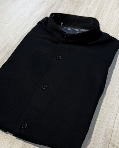 Camisa negra cuello mao 