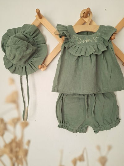 Conjunto Lirios Verde + Capelina 