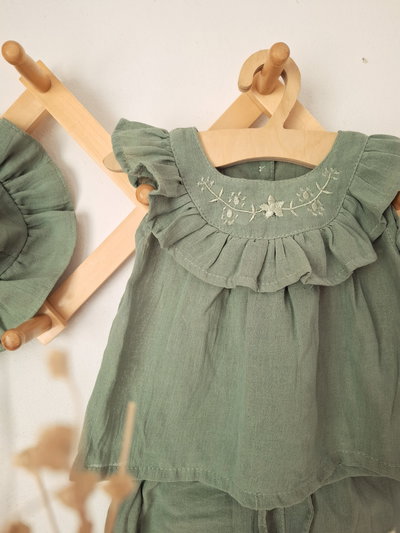 Conjunto Lirios Verde + Capelina 