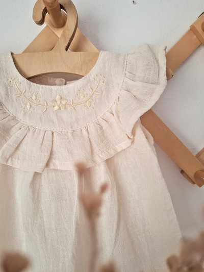 Conjunto Lirios Crema + Capelina 