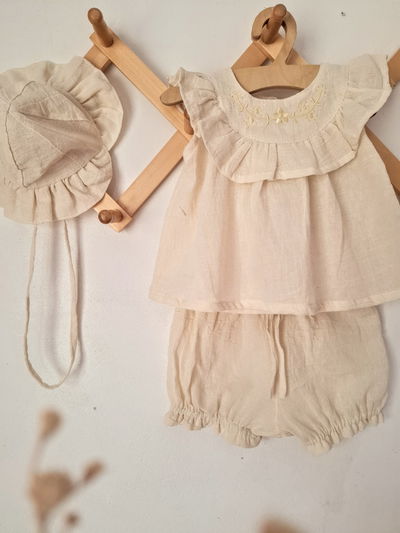 Conjunto Lirios Crema + Capelina 