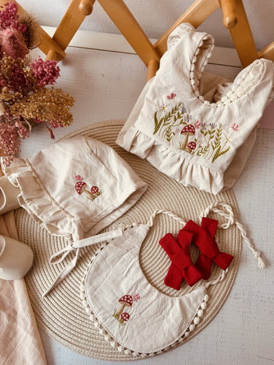 Capota y Babero Amani crema bordados