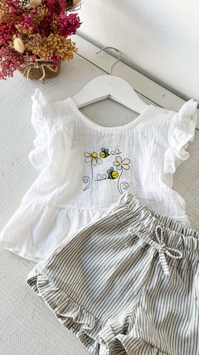 Conjunto  + Capelina  Bordado Short Celeste rayado Abejitas 