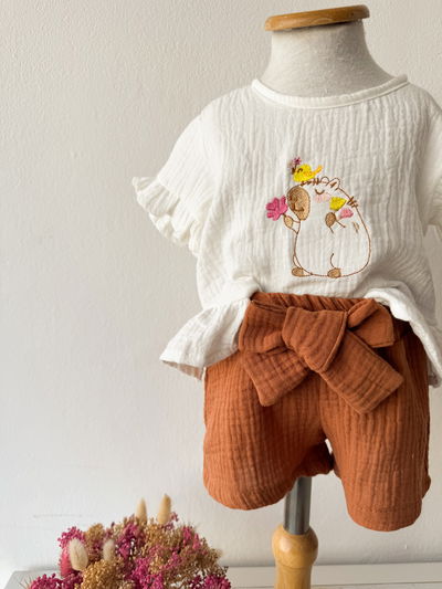 Conjunto Bordado Capi + Capelina Caramelo