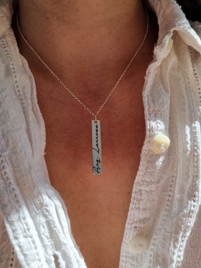 Barrita plana con grabado cursiva 