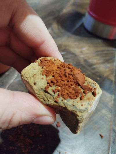 Brownie de limón,tierrita Chaco y crocante de cantaritos