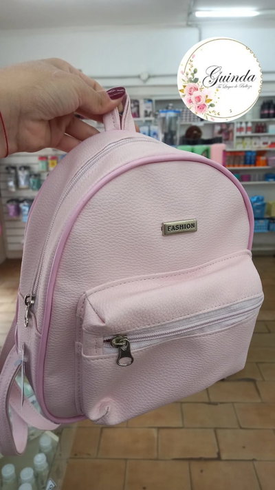 MOCHILA ECOCUERO CON BOLSILLO ROSA