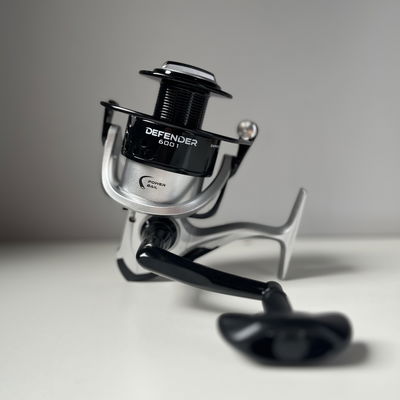 Reel Frontal CASTER Defender 6001 Variada Mar 1 Ruleman