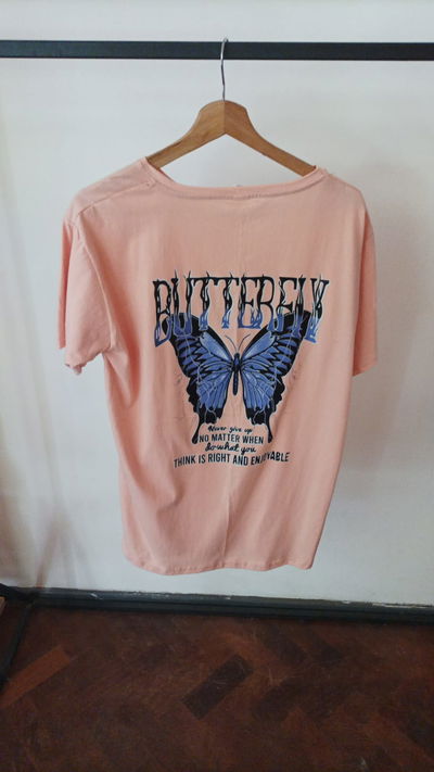 903 Remera mariposa