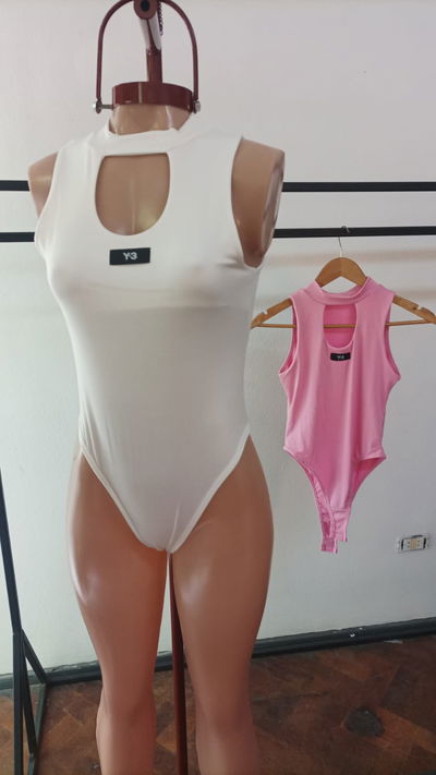 1102 Body cuello alto recorte frontal 