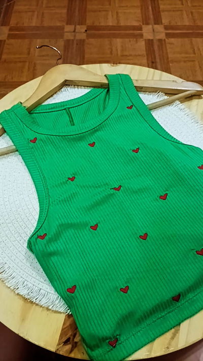 913 Musculosa bordada corazones 