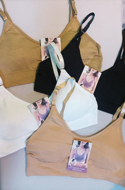 414 Top prendido atrás con taza y breteles desmontables