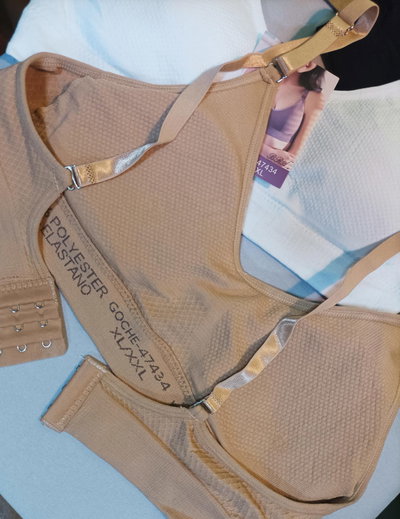 414 Top prendido atrás con taza y breteles desmontables