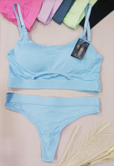 Art 656 conjunto con apertura en el centro y espalda recta 