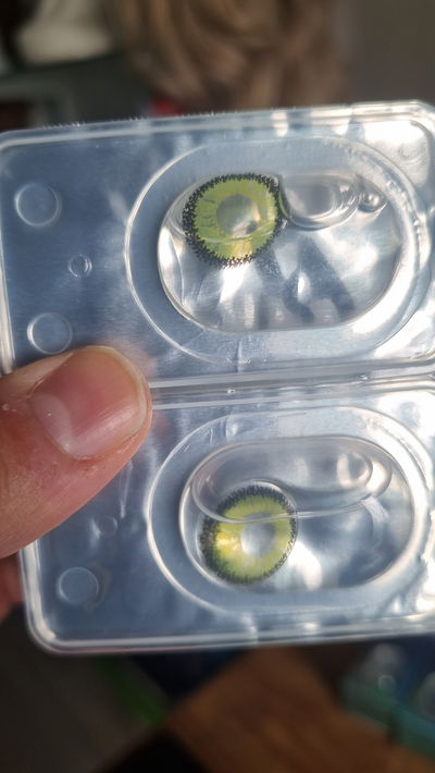 Lentes de contacto verde manzana