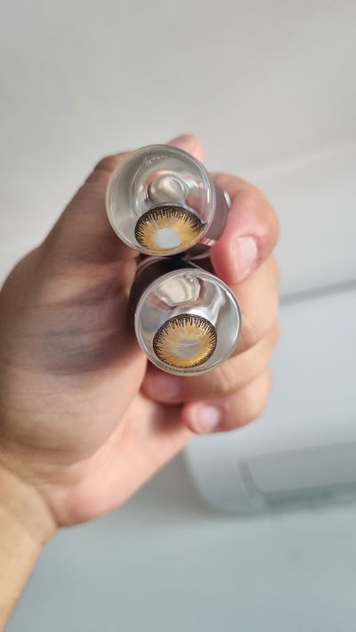 Lentes de contacto marrón con borde