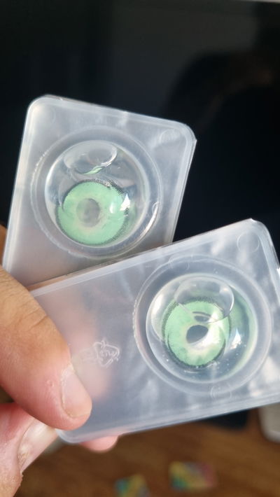 Lentes de contacto verde claro con borde 