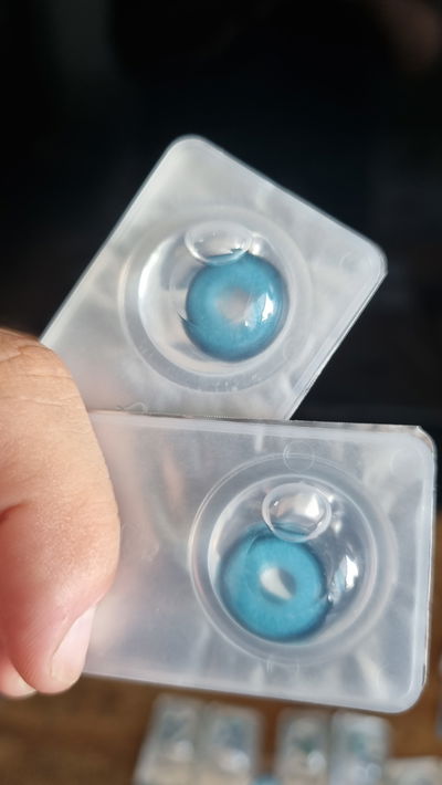 Lentes de contacto celeste con borde