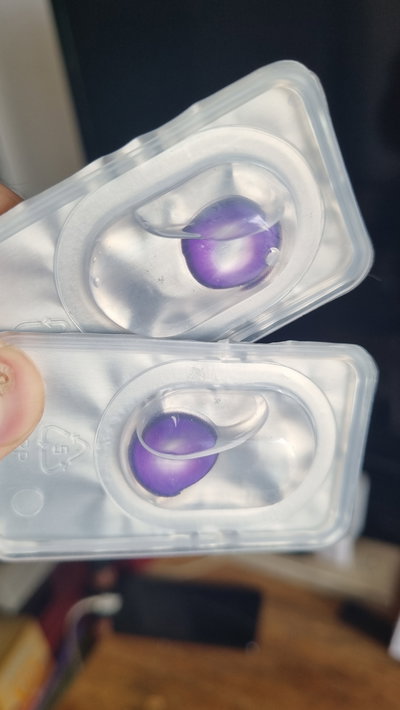 Lentes de contacto violetas