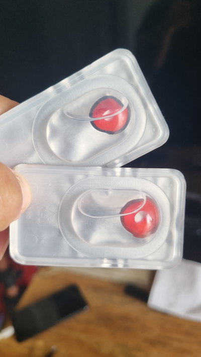 Lentes de contacto rojos con borde