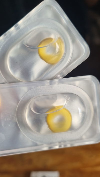 Lentes de contacto amarillos 
