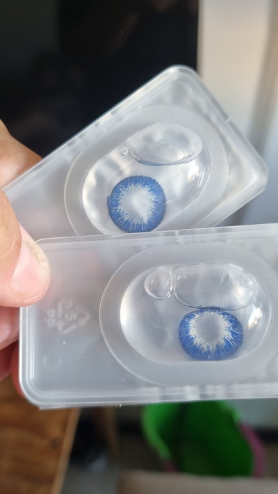 Lentes de contacto azules con blanco