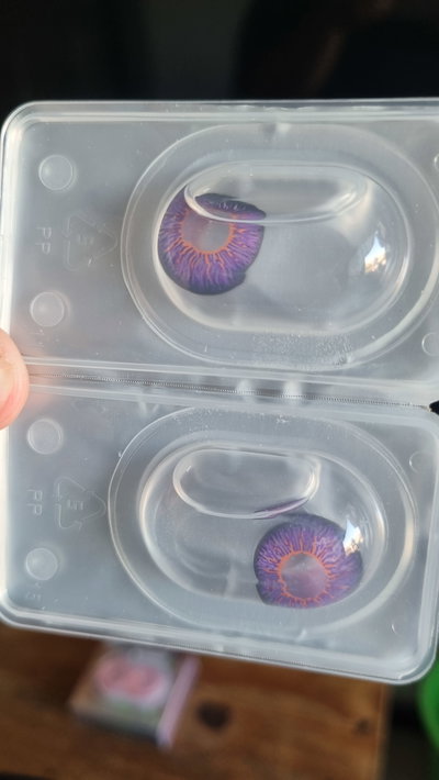 Lentes de contacto violetas