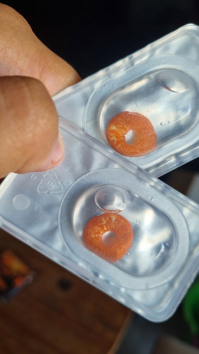 Lentes de contacto naranjas