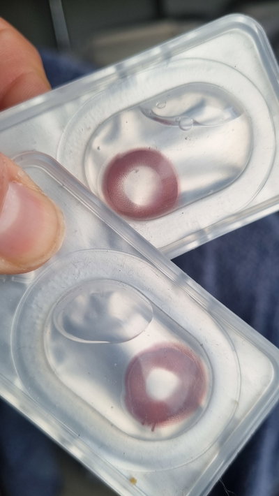 Lentes de contacto rojos oscuros