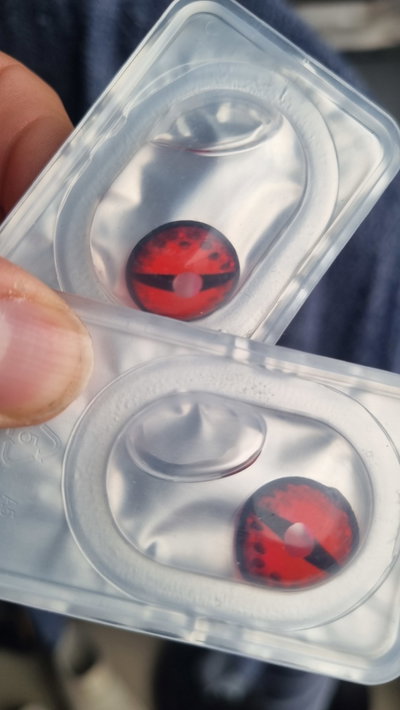 Lentes de contacto rojos estilo reptil