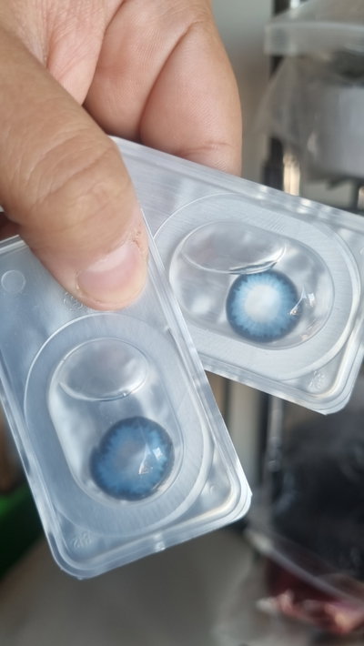 Lentes de contacto azul claros