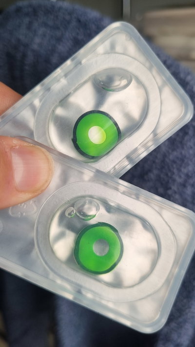 Lentes de contacto verde con borde