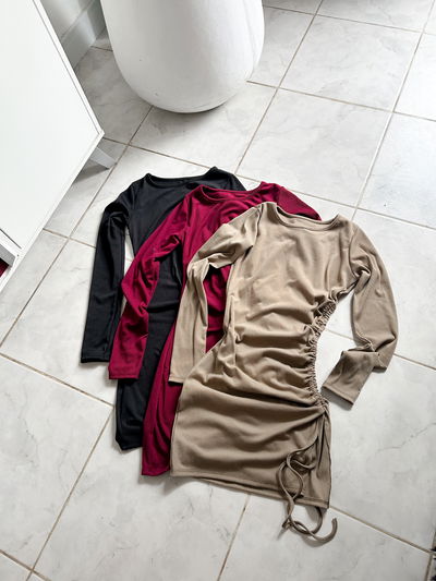 Vestido con frunce lateral 
