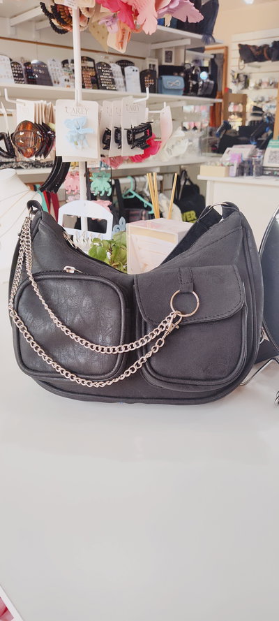 CARTERA CON BOLSILLO Y CADENAS