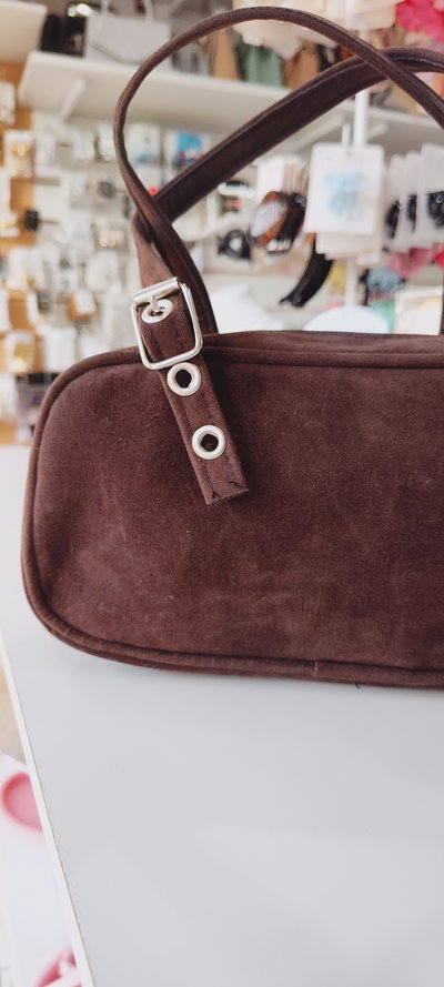 BANDOLERA GAMUZADA CON OJALES CHOCOLATE