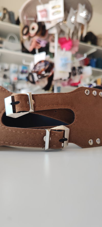 FAJA ANCHA GAMUZA DOBLE HEBILLA TACHAS