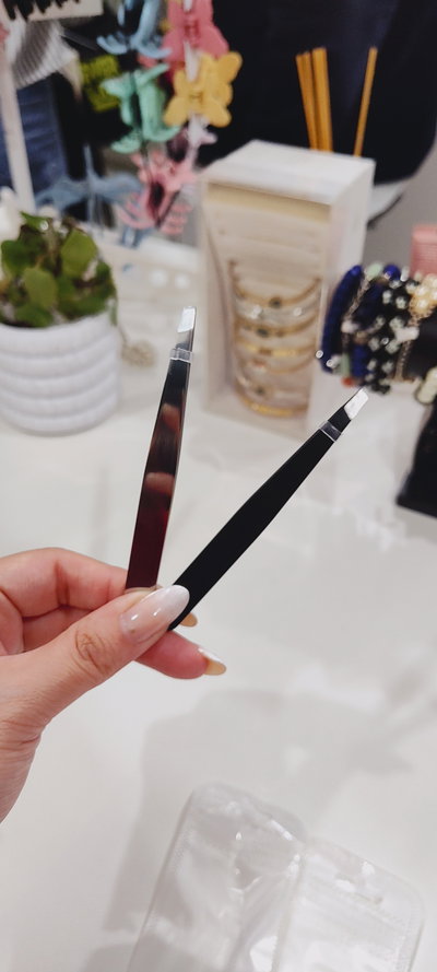 PINZA DE DEPILAR NEGRA