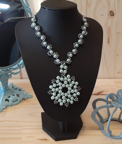 COLLAR TEJIDO BALINES Y CRISTAL DE ROCA