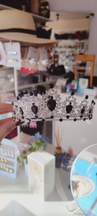 CORONA PLATEADA STRASS Y GEMAS NEGRAS