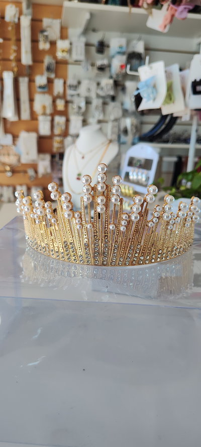 CORONA DORADA PERLAS Y PEINETA