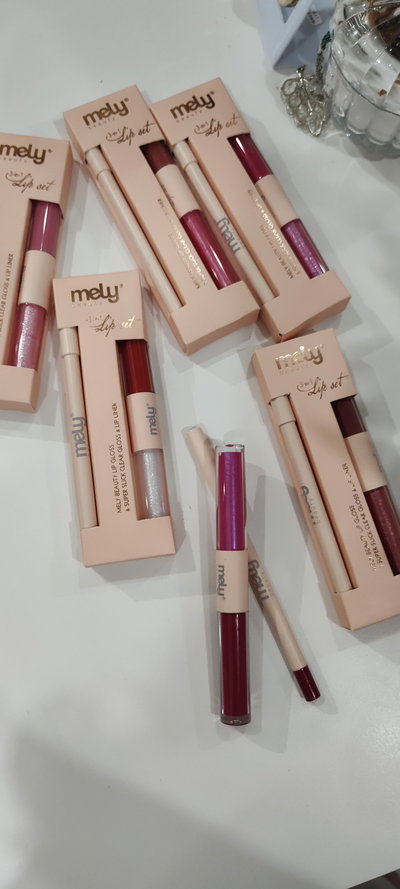 LIP SET DELINEADOR, COLOR Y BRILLO