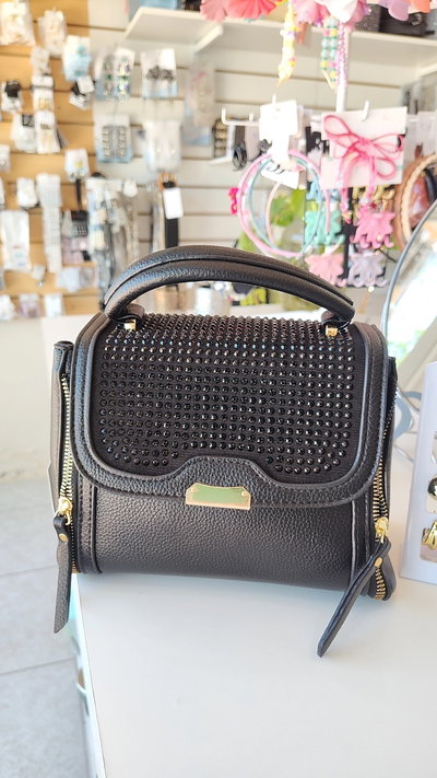 CARTERA STRASS NEGROS Y CIERRES AL COSTADO